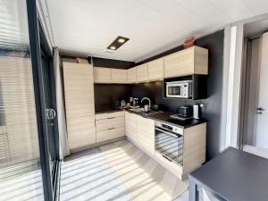 Kuchyňa alebo kuchynka v ubytovaní Chalet 4 pers avec piscine chauffée, terrasse privative, à 2 pas de la plage et commerces - FR-1-361-467