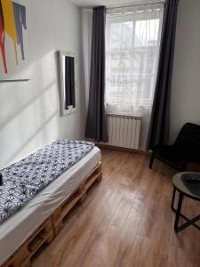 um quarto com uma cama e uma grande janela em Mattiello's Mengen em Mengen