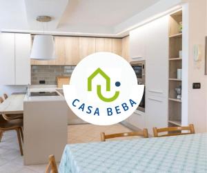 una cucina con logo di casa be kitchen di CASA BEBA - Giardino privato a Cavalese
