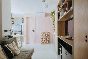 salon z kanapą i telewizorem w obiekcie Concept Uno Apartments by BnbHost w São Paulo