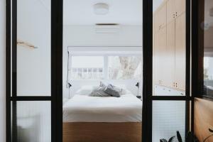 sypialnia z łóżkiem i lustrem w obiekcie Concept Uno Apartments by BnbHost w São Paulo