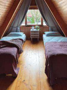 2 camas en un ático con ventana en Nur-Dach-Haus am Alfsee en Rieste