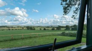 uitzicht op een veld vanuit een raam bij Denham's Rest in Clitheroe