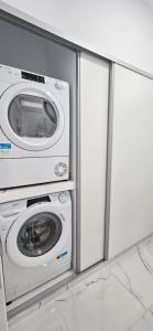 a kitchen with a washer and a washing machine at Casa da Loba in Funchal