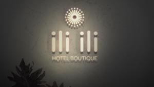 El logo o cartelera del hotel