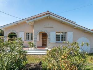 a small white house with a red door at Maison 3* à Mimizan Plage, 6 pers, jardin clos, proche plages et activités - FR-1-50-110 in Mimizan