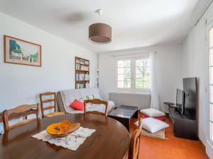 a living room with a table and a couch at Maison 3* à Mimizan Plage, 6 pers, jardin clos, proche plages et activités - FR-1-50-110 in Mimizan