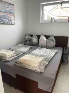 Dos camas una al lado de la otra en una habitación. en Wohnung mit Garten Nähe Legoland, en Leipheim