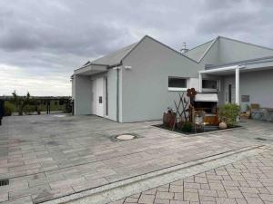 una casa blanca con un patio delante en Wohnung mit Garten Nähe Legoland, en Leipheim