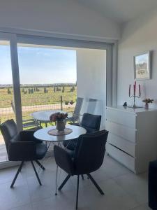 Una sala de estar con una mesa y sillas y una ventana. en Wohnung mit Garten Nähe Legoland, en Leipheim