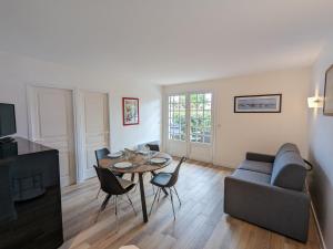 a living room with a table and a couch at Appartement Arcachon, 1 pièce, 4 personnes - FR-1-420-125 in Arcachon