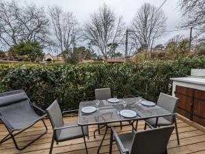 Zdjęcie z galerii obiektu Charmant Studio Cabine avec Grande Terrasse et Proximité Plage à Arcachon - FR-1-420-125 w Arcachon