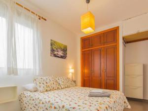 サン・クリストバル・デ・ラ・ラグーナにあるLive La Laguna Heraclioのベッドルーム1室(ベッド1台、大きな窓付)