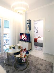 1 dormitorio y sala de estar con chimenea. en Psimithefto Luxury Apartments en Tesalónica