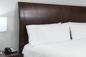 Postel nebo postele na pokoji v ubytování Hilton Garden Inn DFW North Grapevine