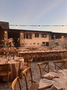 une salle de banquet avec des tables et des chaises dans un bâtiment dans l'établissement Tenuta Canova, à Cologno al Serio