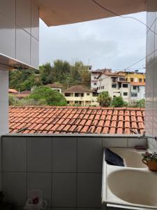 łazienka z wanną i widokiem na dach w obiekcie Casa de dois quartos para 6 pessoas-Casa das Flores w mieście Ouro Preto
