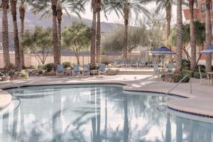 una piscina con palmeras en un complejo en Santa Fe Station Hotel & Casino en Las Vegas