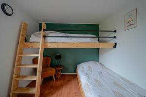 1 dormitorio con 2 literas y escalera en Better together - luxe chalet met houtkachel, en Erm