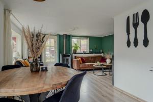 ErmBetter together - luxe chalet met houtkachel的带木桌和沙发的客厅