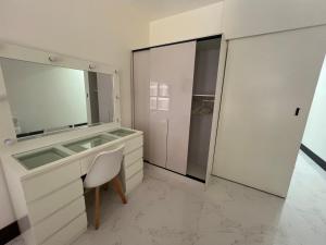 Ένα μπάνιο στο Budget Private Studio with Free Luxurious Pool and Gym by SYM B625