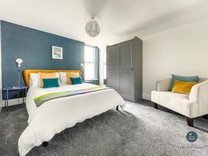 sypialnia z dużym łóżkiem i kanapą w obiekcie Sanderlings - holiday home close to beach w mieście Weymouth