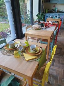 twee houten tafels met borden en bekers erop bij Le Tre Arti in Gavirate