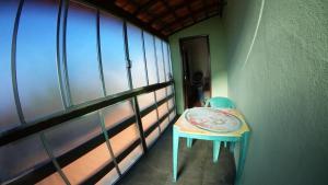 - une petite table dans une chambre avec fenêtre dans l'établissement Casa da Olga Itatiaia, à Itatiaia