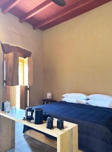 1 dormitorio con 1 cama grande con manta azul en CASA PENUMBRA- Centro Oaxaca, en Oaxaca City