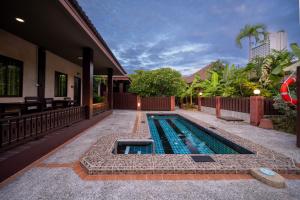 een zwembad in de achtertuin van een huis bij RB Resort in Pattaya