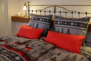 ein Bett mit vier Kissen darauf in der Unterkunft Boutique-Hotel im Sternenhof in Großkarlbach
