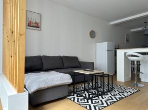 ein Wohnzimmer mit Sofa und Tisch in der Unterkunft ღ Hubble • Au cœur de Saintes, Spacieux & Wifi in Saintes