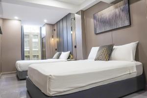 Postel nebo postele na pokoji v ubytování RR Studios & Suites