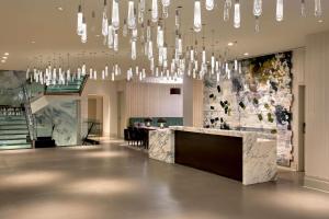 een lobby met kroonluchters en een bar in een gebouw bij Hotel 1000, LXR Hotels & Resorts in Seattle