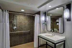 Vannituba majutusasutuses Hotel 1000, LXR Hotels & Resorts