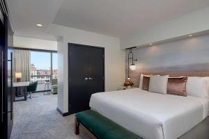 Voodi või voodid majutusasutuse Hotel 1000, LXR Hotels & Resorts toas