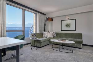 een woonkamer met een bank en een groot raam bij Hotel 1000, LXR Hotels & Resorts in Seattle