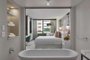 Voodi või voodid majutusasutuse Hotel 1000, LXR Hotels & Resorts toas