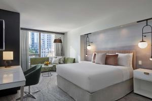 Voodi või voodid majutusasutuse Hotel 1000, LXR Hotels & Resorts toas