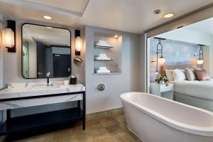 Vannituba majutusasutuses Hotel 1000, LXR Hotels & Resorts
