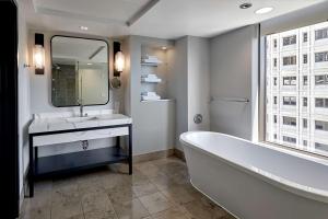 Vannituba majutusasutuses Hotel 1000, LXR Hotels & Resorts