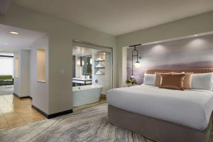 Voodi või voodid majutusasutuse Hotel 1000, LXR Hotels & Resorts toas