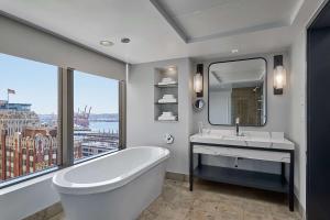 Vannituba majutusasutuses Hotel 1000, LXR Hotels & Resorts