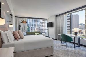 um quarto de hotel com uma cama grande e uma secretária em Hotel 1000, LXR Hotels & Resorts em Seattle