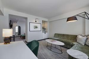 Istumisnurk majutusasutuses Hotel 1000, LXR Hotels & Resorts
