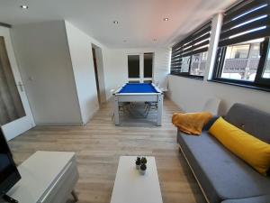 un soggiorno con divano e tavolo da ping pong di Appartement Vieux-Boucau-les-Bains, 3 pièces, 4 personnes - FR-1-239-982 a Vieux-Boucau-les-Bains