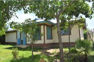 ein Haus mit blauen Fenstern im Hof in der Unterkunft The D'Lux Home, Homa Bay in Homa Bay
