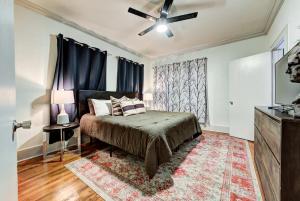 a bedroom with a bed and a ceiling fan at Lincoln Lodge B Near OU Med Bricktown Arena in Oklahoma City