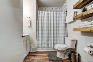 a bathroom with a toilet and a shower at Lincoln Lodge B Near OU Med Bricktown Arena in Oklahoma City +34 photos