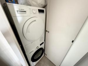 une laveuse et une sécheuse dans une petite pièce dans l'établissement Chalet de standing pour 4 pers., piscine couverte et chauffée, à deux pas de la plage, Wi-Fi gratuit - FR-1-361-515, à Jullouville